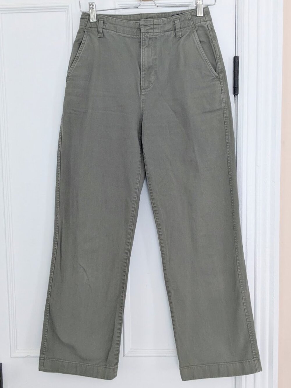 EUC GAP Loose Khakis with Washwell US 0